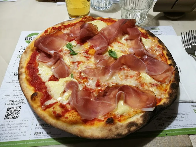 Pizza essen in der Pizzeria Brian